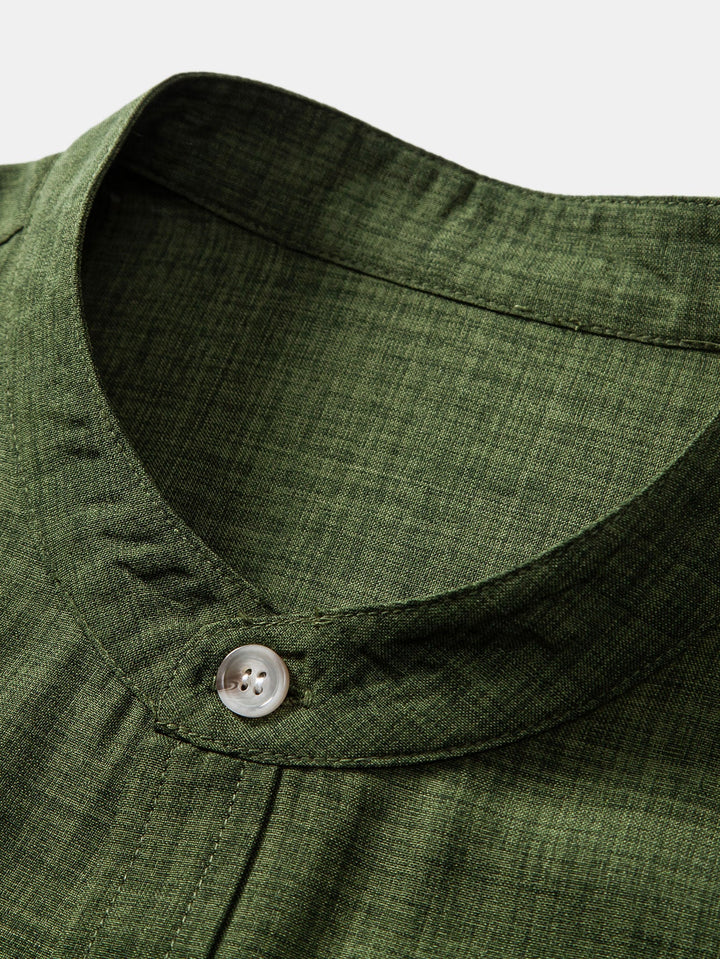 Camicia a Maniche Corte con Collo Alto e Pantaloni in Lino a Gamba Dritta